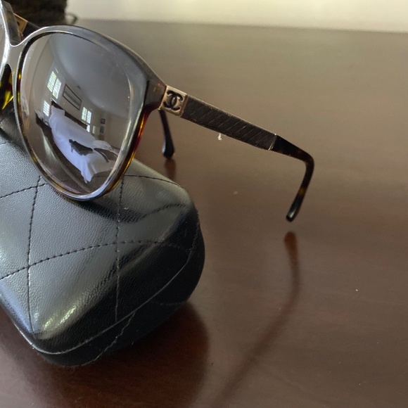 Chanel women's sunglasses with case - Picture 4 of 4